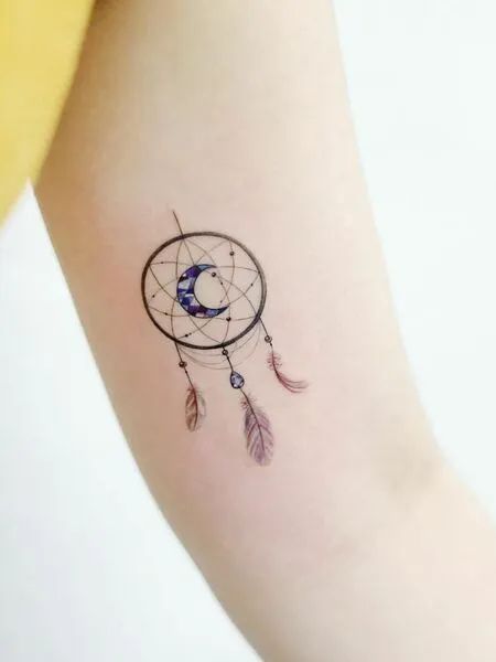 Atrapasueños Tattoo, Dream Catcher Tattoo Design, Ring Finger Tattoos, Dream Catcher Tattoo, Unique Tattoo Designs, Crochet Lessons, Feather Tattoos, Tattoos For Daughters, Sleeve Tattoos For Women