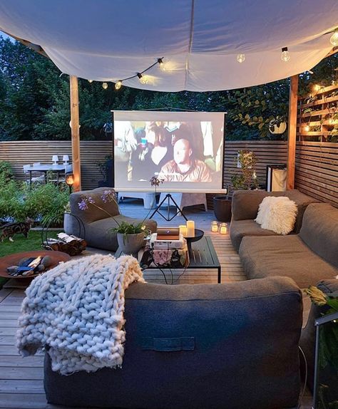 Patio Garden Ideas On A Budget, Diy Backyard Movie Night, Garden Fashion, Country Style Interiors, Backyard Movie Nights, Backyard Movie, Cozy Patio, Patio Fire Pit, Backyard Inspiration