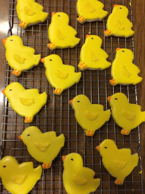 Easter chick sugar cookies Chick Sugar Cookies, Spring Sugar Cookies, Easter Decorated Cookies, Easter Cookie Ideas, Chicken Cookies, Easter Chicks Cookies, Easter Sugar Cookies Decorated, Easter Cupcakes Easy, Biscuit Decorating