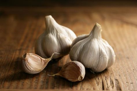 Eating Raw Garlic, High Blood Pressure Recipes, Garlic Benefits, Garlic Garlic, Garlic Soup, Healthy Facts, Blood Pressure Diet, Raw Garlic, Breastmilk Supply