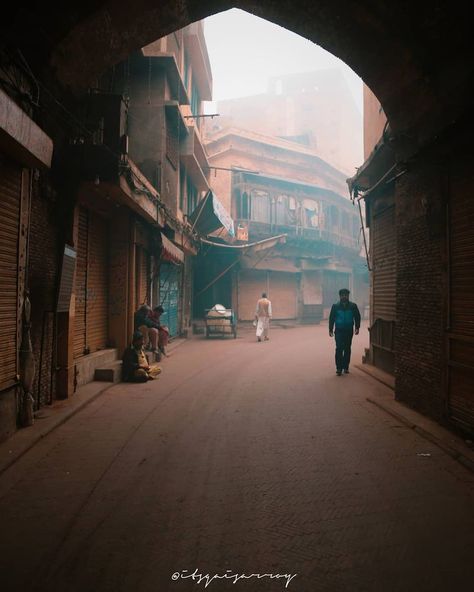 Androon Lahore Aesthetic, Androon Lahore, Night Street Photography, Social Photography, Pakistan Culture, Cute Spanish Quotes, Lahore Pakistan, Mughal Paintings, Walled City