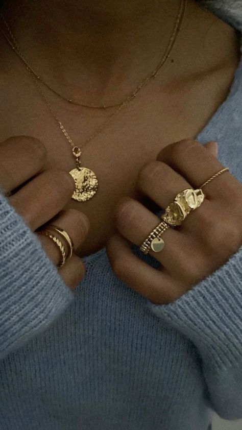 Jewelry Gold Rings, Beautiful Wedding Rings Diamonds, Necklace Aesthetic, Gold Girl, Luxe Jewelry, Rings Necklace, Golden Jewelry, Jewelry Accessories Ideas, Dope Jewelry