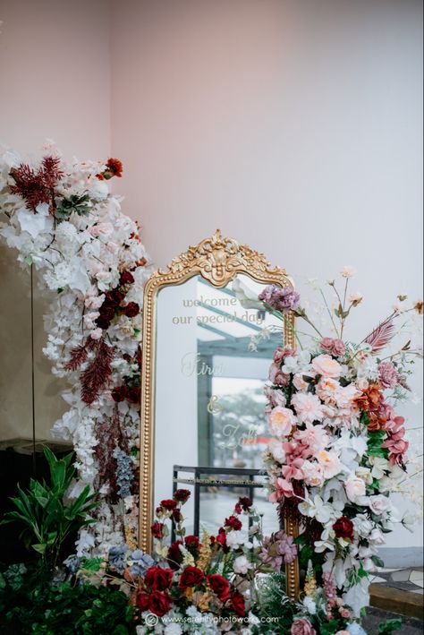 Welcome Gate Wedding, Welcome Sign Wedding Mirror, Floral Reception Decor, Welcome Sign Mirror, Dekor Lamaran, Indoor Wedding Decorations, Moodboard Wedding, Nikah Decor, Javanese Wedding