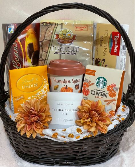 Thankful For You Basket Ideas, Autumn Hamper Ideas, Pumpkin Spice Gift Basket, Fall Food Gift Basket Ideas, Fall Baby Shower Gift Basket, Autumn Basket Ideas, Fall Baskets Gift, Autumn Gift Basket Ideas, Fall Basket Ideas Gift