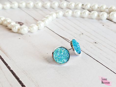 How to Make the Easiest Druzy Earrings Ever - Jennie Masterson How To Make Stud Earrings, Druzy Jewelry Diy, Stud Earrings Diy, Diy Earrings Studs, How To Make Resin, Resin Stud Earrings, Dot Earrings, Pom Pom Earrings, Diy Bijoux