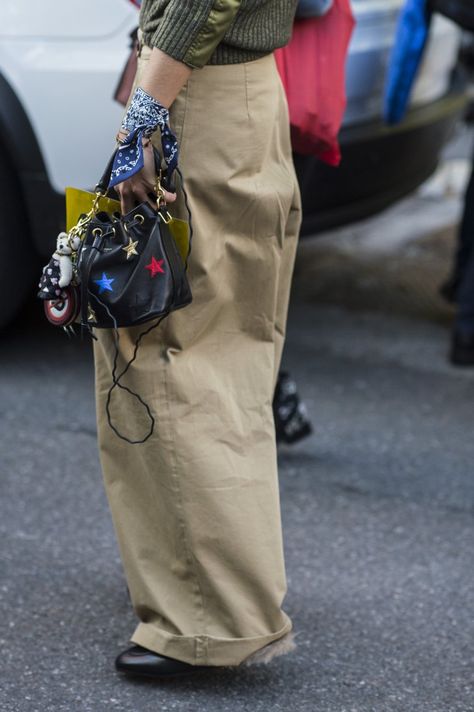 Pin for Later: Updated! See All the Quirky-Cool Shoes and Bags We Spotted at MFW Milan Fashion Week, Day 2 Saint Laurent bag. Daily Street Style, Plunging Dress, Half Pants, Lana Condor, Street Style Aesthetic, Street Style Shoes, Beige Outfit, Plunge Dress, Popsugar Fashion