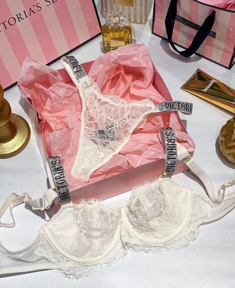 Cute Bras Victoria's Secret, Victoria Secrets Intimo, Lounge Underware, Victoria's Secret Aesthetic, Victorias Secret Set, Vs Lingerie, Victoria Secret Outfits, Pretty Bras, Seductive Clothes