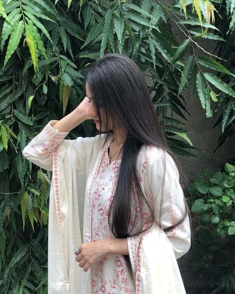 Classic Indian Wear, Pics Poses Ideas At Home, Eid Photoshoot Ideas At Home, Photoshoot Ideas At Home Aesthetic, At Home Aesthetic, Eid Photoshoot, Photoshoot Ideas At Home, Eid Photoshoot Ideas, Eid Pics