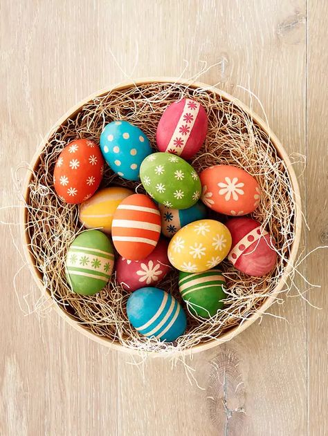 Wooden Eggs Crafts, Easter Egg Nest, Wooden Easter Eggs, Creative Easter Eggs, Easter Crafts For Adults, Easter Egg Art, Easter Egg Pattern, Painted Eggs, Easter Egg Wreath