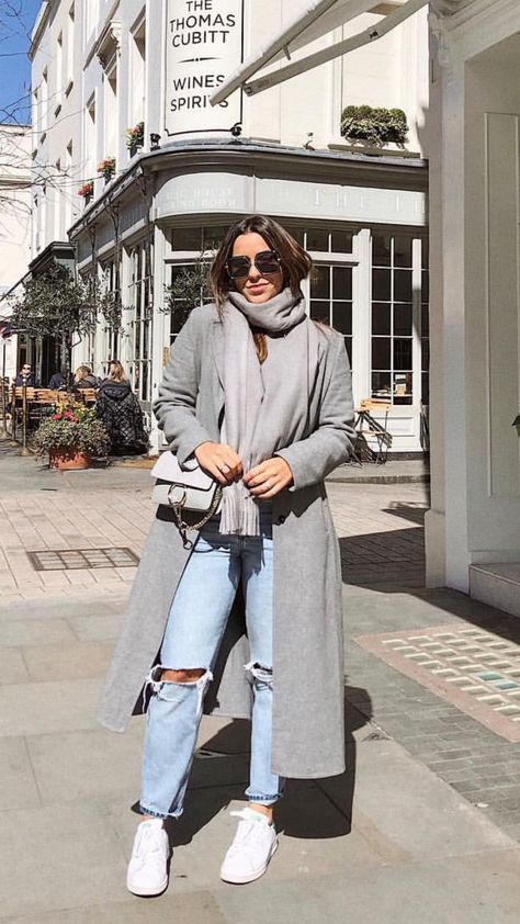 Light Grey Trench Coat Outfit, Dark Grey Trench Coat Outfit, Light Gray Coat Outfit, Gray Coat Outfit Casual, Light Grey Coat Outfit, Grey Outfit Winter, Paris Winter Outfit, Overcoat Outfit, Coatigan Outfit