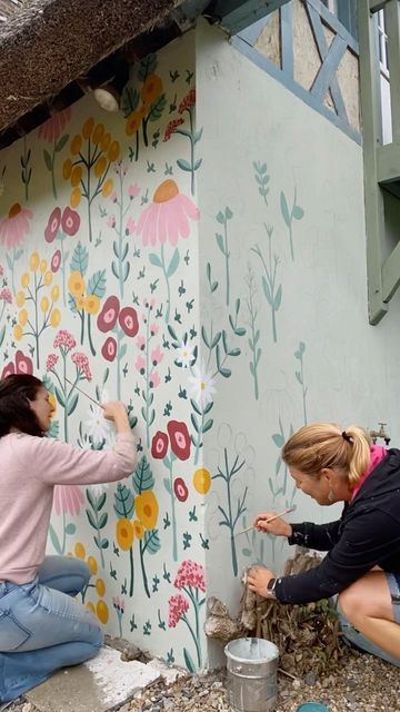 Hand Painted Floral Wall, Painted Garden Wall, Simple Wall Murals Diy Paint, Small Flower Wall Mural, Wall Murals Painted Outdoor Flower, Outdoor Mural Ideas Flower, Flower Mural On Shed, Wild Flowers Painted On Wall, Wall Murals Painted Diy