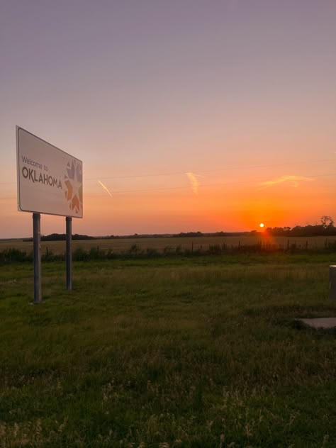 Sunset at the Welcome to Oklahoma sign Macie Aesthetic, Midwest Outfits Summer, Country Usa Aesthetic, Southern States Aesthetic, Southern City Aesthetic, Oklahoma Aesthetic Wallpaper, Oklahoma Country Aesthetic, Oklahoma Aesthetic, Oklahoma City Aesthetic