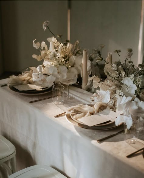 White And Cream Wedding, Neutral Tablescape, Chiswick House, Candles Romantic, Romantic Table Setting, Mumu Wedding, Orchid Centerpieces, Honey Wedding, Romantic Table