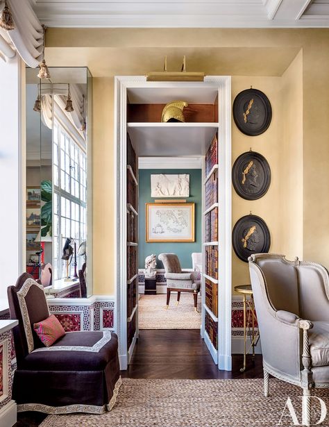 Plaster medallions of Roman emperors are mounted on the wall to one side, and the wainscot is papered with digitally printed patterns devised by Hampton and artist Chuck Fischer. Hampton Interior, Interior Vignette, Hamptons New York, New York Home, Townhouse Interior, Alexa Hampton, Sweet Ideas, New York Homes, Elegant Interiors