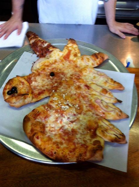 fun  party idea animal shaped pizza. Unicorn Pizza, Weird Pizza, Shaped Pizza, Creative Pizza, Pizza Shapes, Unique Pizza, Funny Pizza, Cute Pizza, Pizza Design