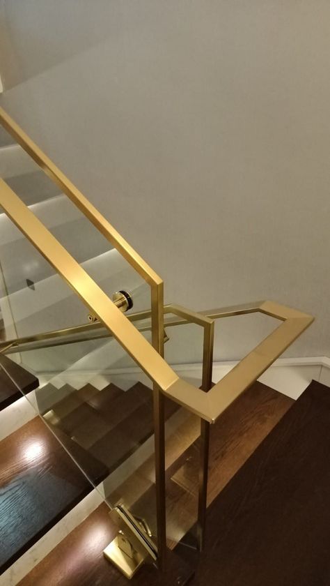 Staircase Glass Design, Brass Railing, درابزين السلم, Staircase Lighting Ideas, Glass Railing Stairs, Balcony Glass Design, Glass Handrail, Indoor Railing, Railing Tangga