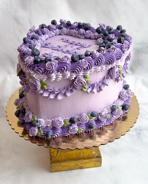 Purple Buttercream Cake, Purple Vintage Cake, Cake With Blueberry Filling, Blueberry Birthday Cake, Blueberry Filling, Buffalo Recipe, Vintage Birthday Cakes, Cake Lemon, Blueberry Chocolate