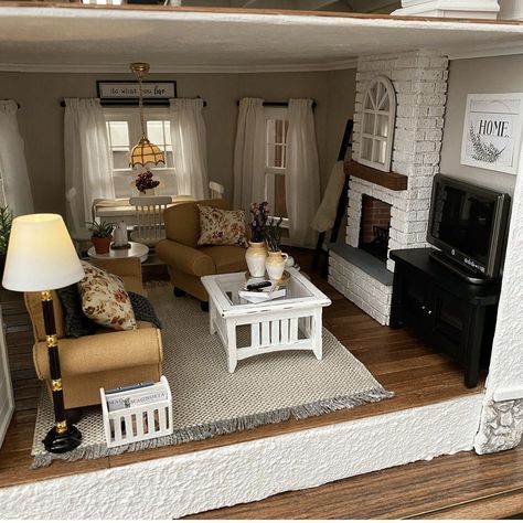 Dollhouse Family Room, Modern Dollhouse Living Room, Dollhouse Game Room, Dolls House Living Room, Living Room Dollhouse, Victoria's Farmhouse Dollhouse Interior Ideas, Miniature Living Room Diy, Dollhouse Dining Room Ideas, Farmhouse Dollhouse Interior Ideas