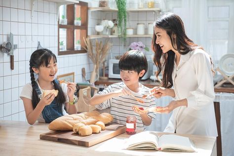 Healthy Food Habits for Kids: Why It Begins Before You Even Start Preparing a Meal #30secondmom Swallow Food, 30seconds Food, Food Habits, Healthy Food Habits, Keeping Kids Safe, Food Thermometer, Family Cookbook, Healthy Families, Program Design