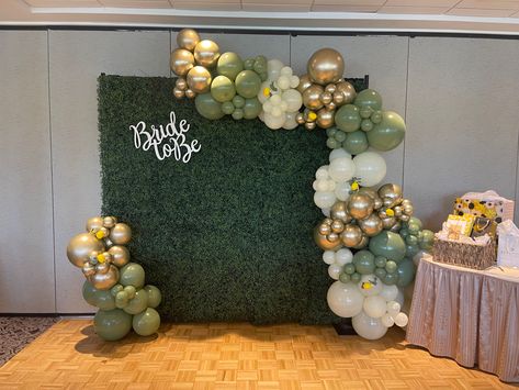 Greenery Backdrop Bridal Shower Ideas, Green Leaf Backdrop With Balloons, Green Wall Balloon Garland, Bridal Shower Grass Backdrop, Green Wall Bridal Shower Decor, Green Background With Balloons, Balloon Garland Rectangle Backdrop, Balloon Arch Boxwood Wall, Greenery Bridal Shower Backdrop