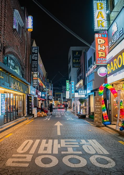 Korea Tourist Spots, Squid Game Aesthetic, Korea Tourist Attractions, Seoul Attractions, Jeju City, Seoul Street, South Korean Food, Seoul Korea Travel, Street At Night