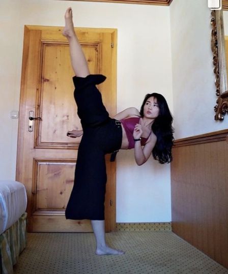 Women Kung Fu, Kung Fu Poses, Kick Pose, Kicking Pose, Nature Yoga, Human Liver, Photography Outfits, Female Martial Artists, Martial Arts Girl