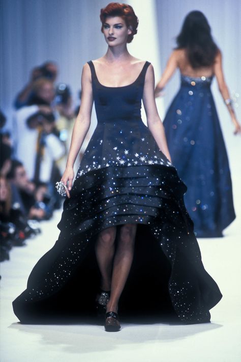 Prada Dress Couture, Vintage Runway Fashion, Prada Dress, High Fashion Editorial, Linda Evangelista, Couture Designers, Runway Dresses, Vintage Couture, Couture Runway