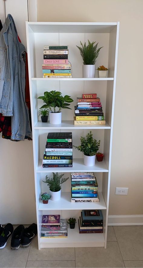 Ikea Book Shelf Decor, Small Bookshelf Decor Bedroom, Small Bedroom Bookshelves, Bookshelf Inspiration Ideas Bedroom, Bookshelves Aesthetic Bedroom, Book Arrangement Ideas, Gersby Ikea, Bookshelf Inspo Bedroom, Bookshelf In Bedroom Ideas