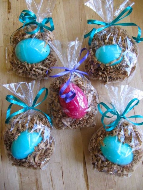 Cute Easter egg gift wrap | Easter basket gift ideas | Easter baskets | Egg in nest Basket Gift Wrapping, Easter Basket Gift Ideas, Easter Egg Treats, Small Easter Gifts, Easter Goodie Bags, Basket Gift Ideas, Easter Gift For Adults, Easter Egg Gifts, Easter Treat Bags