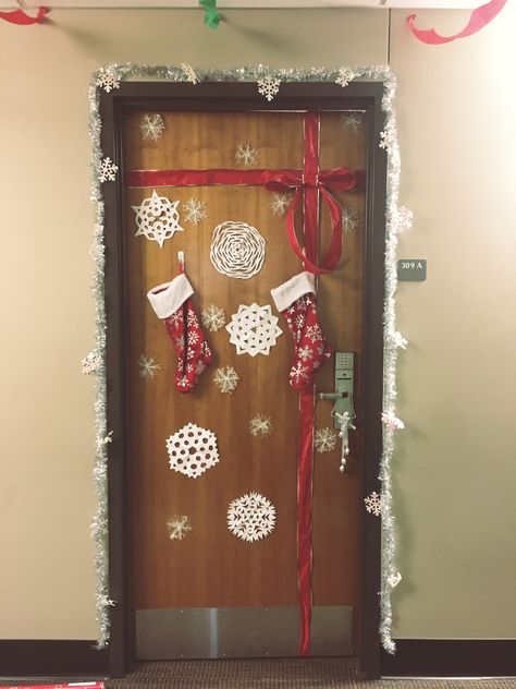 Christmas dorm door decorating Christmas Door Decorations For Dorm, Dorm Door Christmas Decor, Dorm Door Decorations Christmas, Christmas Dorm Door Decorations, College Christmas Decorations, Wrapping Paper Door, Meri Crismas, Dorm Christmas Decor, Dorm Room Christmas Decorations