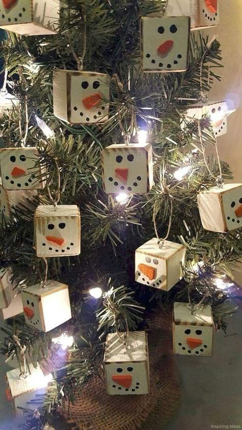 100+ Rustic Christmas Decor Ideas that Brings Back The Traditional Festive Vibe In Your Home - Hike n Dip Primitive Christmas Ornaments, Primitive Christmas Tree, Christmas Shortbread, Homemade Christmas Decorations, Christmas Wood Crafts, Cookies Decorated, Primitive Christmas, Snowman Ornaments, Christmas Ornament Crafts