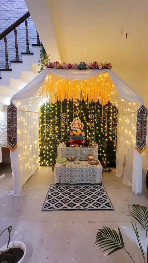 Classroom Window Decorations, Bappa Decoration, Flower Decoration For Ganpati, Chaturthi Decoration, Ganesh Decoration, Leaf Decor Wedding, Ganpati Decoration Theme, Flower Garland Diy, Mandir Decoration