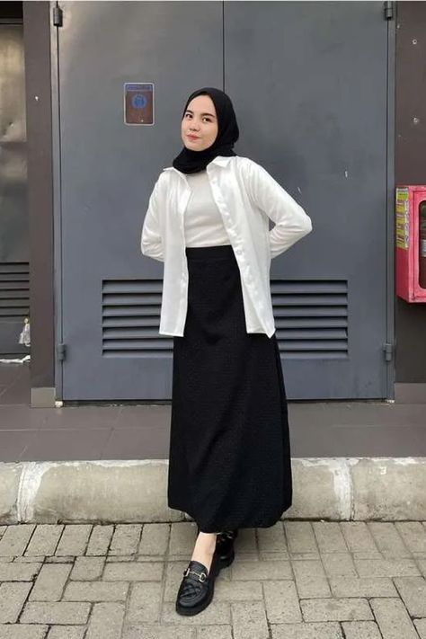 outfit kemeja putih dan rok hitam hijab Span Skirt Outfit, Outfit Rok Hitam, Outfit Kemeja Putih, Outfit Ke Kampus, Outfit Kulot, Black Skirt White Shirt, Skirt Outfits Hijab, White Hijab, Modern Hijab Fashion