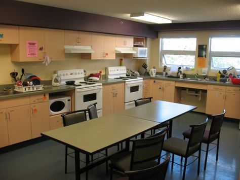 International House has a communal kitchen to share recipes from all over the globe. Shared House Student, Student Kitchen, Student Accomodation, Communal Living, Communal Kitchen, Planning Events, University Of Alberta, Student Housing, Group Home