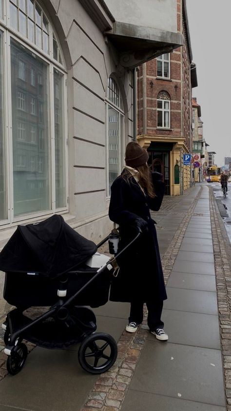 Mom Walking Baby In Stroller Aesthetic, Family Walk Aesthetic, Whatpad Stories, Stroller Aesthetic, Pregnant Ootd, Graco Car Seat, Graco Stroller, Car Seat And Stroller, Chicago Family