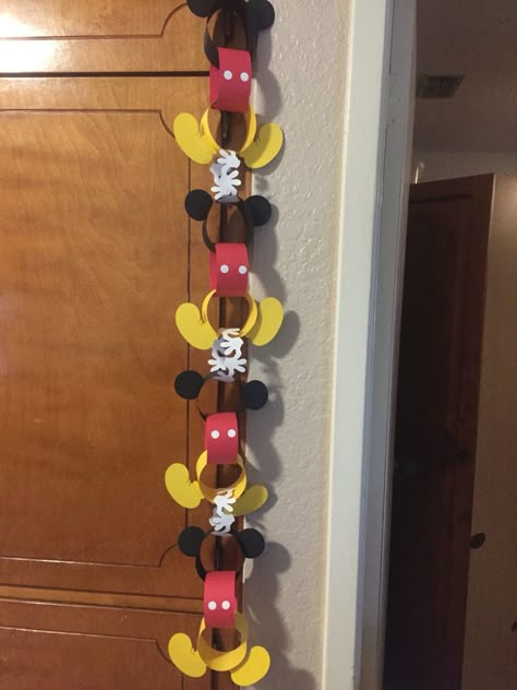 Mickey garland for birthday party Disney Decorations Party, Mickey Mouse Garland, Mickey Garland, Mickey Craft, Mickey Mouse Crafts, Mickey Mouse Themed Birthday Party, Mickey Mouse Decorations, Disney Christmas Decorations, Mickey Mouse 1st Birthday