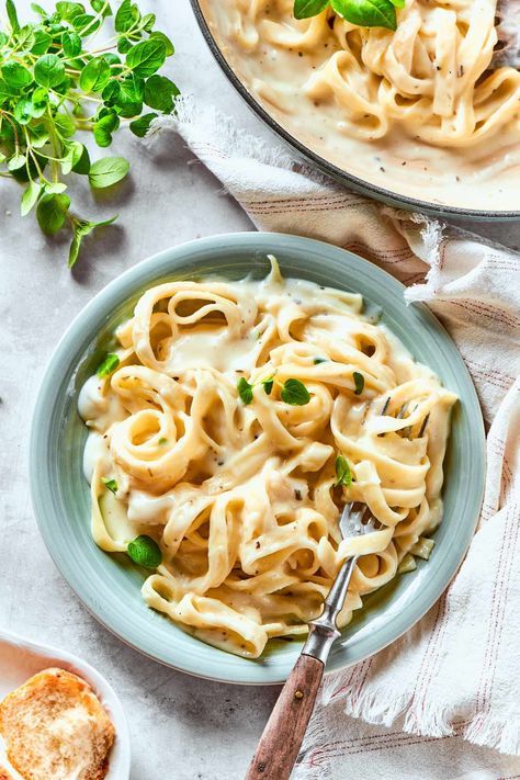 cottage cheese alfredo with pasta in a bowl. Pasta In A Bowl, Cottage Cheese Alfredo, No Heavy Cream, Lasagna With Cottage Cheese, Cottage Cheese Pasta, Flat Belly Foods, Healthy Sauces, Healthier Meals, Protein Pasta