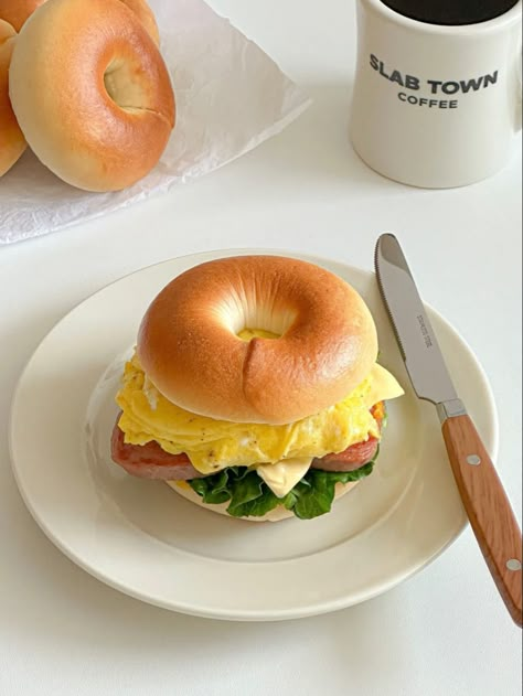 Bagels Aesthetic, Egg House, Japanese Bread, Mountain Jacket, Brunch Time, Cafe Menu, Perfect Breakfast, Pinterest Recipes, Food Plating