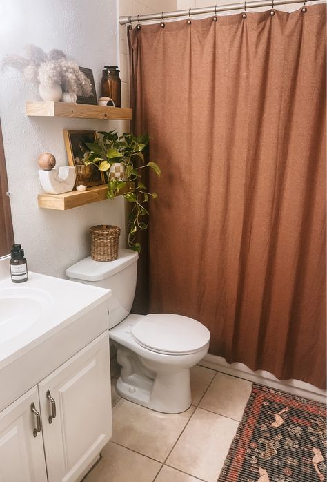 Minimal Bathroom Decor Apartment, Boho Bathroom Aesthetic, Apartment Bathroom Decor Ideas Boho, Vibey Bathroom Decor Ideas, Apartment Bathroom Decor Ideas Classy, Checkered Bathroom Decor, Terracotta Bathroom Decor, Gender Neutral Bathroom Ideas, Bathroom Decor Renter Friendly