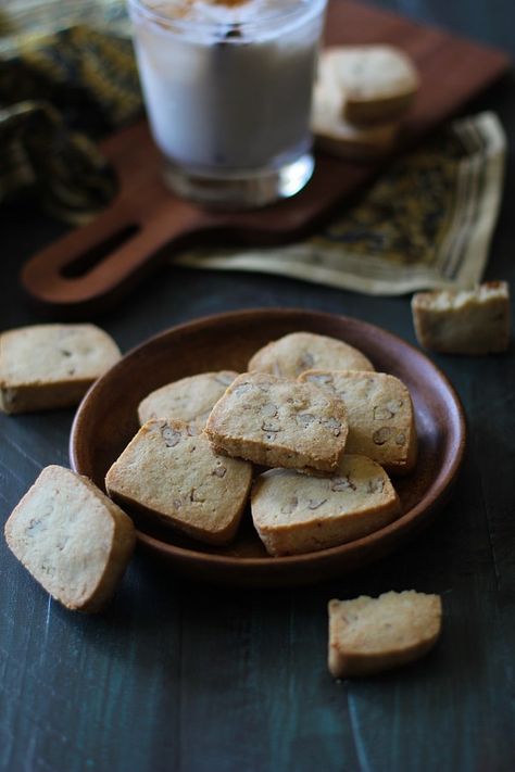 Gluten free shortbread cookies with chopped pecans and sweetened with pure maple syrup. Lads and ladies: these are paleo. Here’s one of the solutions to the “problem” I told you… Gf Shortbread, Paleo Shortbread, Almond Flour Shortbread Cookies, Gluten Free Christmas Baking, Maple Pecan Cookies, Almond Flour Shortbread, Gluten Free Shortbread Cookies, Maple Extract, Healthy Christmas Cookies