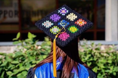 Black graduation cap from behind that is covered in granny colorful crochet squares Crochet Grad Cap, Crochet Graduation Cap, Senior Caps, College Grad Cap Ideas, Graduation Cap Decoration Diy, Cap Decoration, Grad Caps, Cap Ideas, Cap Decorations