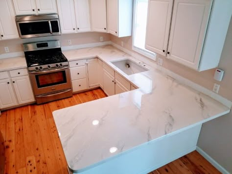 Epoxy countertops can look amazing but it’s wise to consider the disadvantages. Learn the pros & cons, cost, and installation issues to see if you're up for it. Countertop Laminate, Epoxy Countertop Kit, Faux Marble Countertop, Countertop Kit, Refinish Countertops, Countertop Makeover, Epoxy Countertops, 3d Epoxy, Diy Kitchen Countertops