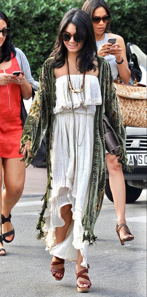 Vanessa Hudgens Street Style, Vanessa Hudgens Coachella, Vanessa Hudgens Outfits, Mode Coachella, Estilo Vanessa Hudgens, Bohemian Outfit, Vanessa Hudgens Style, Boho Street Style, Estilo Hippie