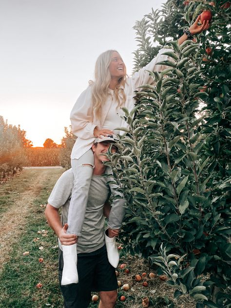 Apple Orchard Engagement Photoshoot, Apple Picking Engagement Photos, Gf Pic, Apple Picking Photos, Fall Apple Picking, Inspiration Pics, Fall Apples, Apple Orchard, Apple Picking