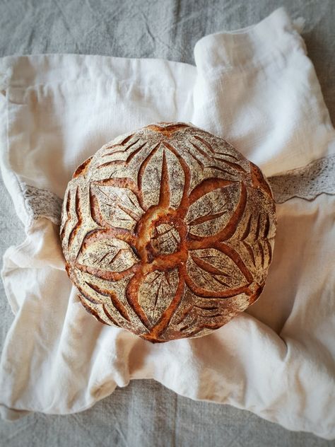 Bread With Flower Design, Flower Bread Scoring, Artisan Bread Designs, Sourdough Flower Design, Flower Sourdough Scoring, Sour Dough Bread Designs, Sourdough Bread Cut Designs, Sourdough Bread Design, Sourdough Cut Designs