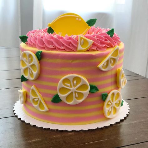 Lemonade Cake Decoration, Lemonade Birthday Cake, Lemon Birthday Cake Decoration, Lemonade Stand Cake, Lemonade Cake, Lemon Theme Cake, Lemon Themed Birthday Party, Lemon Themed Cake, Lemon Birthday Theme Cake