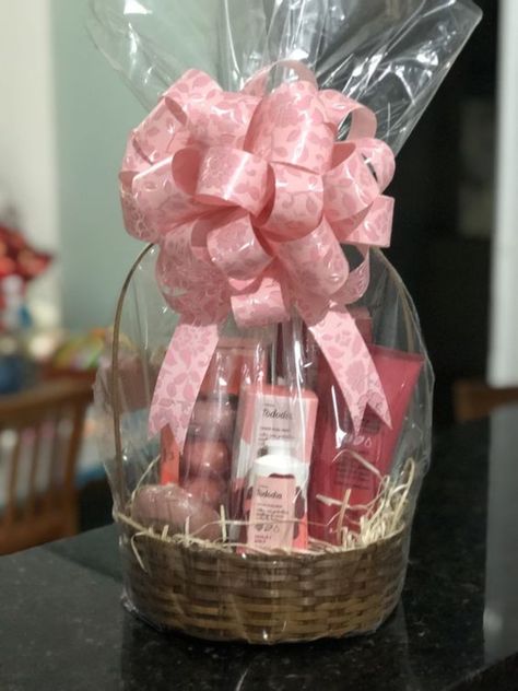 60+ Mothers Day Gift Basket Ideas That will Make Her Day - HubPages Diy Mother's Day Gift Basket, Mothers Day Gift Basket, Kits Natura, Making A Gift Basket, Mothers Day Baskets, Hampers For Her, Bridal Gift Wrapping Ideas, Mothers Day Cake, Diy Gift Set