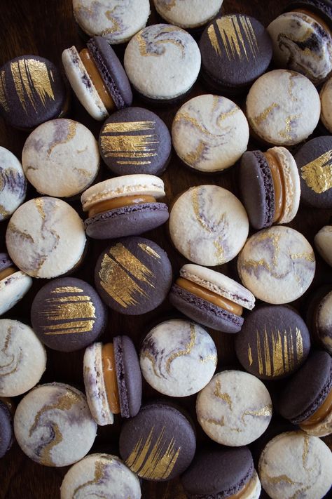 Macrons Aesthetic, French Macarons Aesthetic, New Years Macarons, Dessert Instagram Feed, Macroon Ideas, Macrons Cake, Macaron Decoration Ideas, Luxury Macarons, Fancy Macarons