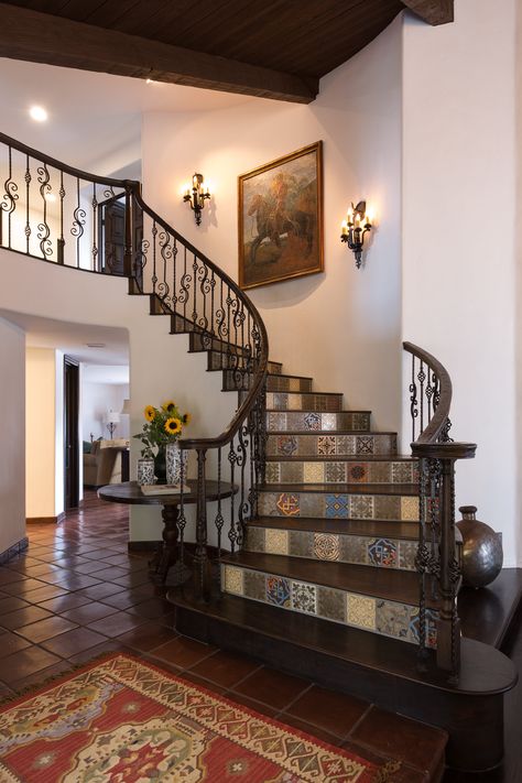 Hispanic House Aesthetic, Staircases Ideas, Ideas Para La Casa, Railing Makeover, Mexican Home Design, Spanish Style Home Interior, Spanish Home Decor, Staircase Railing, Hacienda Style Homes