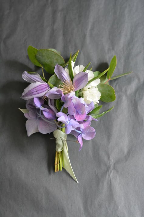 Purple wedding buttonhole, buttonhole, boutonniere, clematis, hydrangea, scabious, eucalyptus, bridal bouquet, bridal inspo, purple colour scheme, ribbon detail. Hibbert & Hagström | Romantic, untamed wedding flowers for Surrey, West Sussex, Hampshire and London Boutineer Ideas Purple, White And Purple Boutonniere, Purple And Green Boutonniere, Iris Boutonniere, Lavender Buttonholes, Lilac Boutonniere, Hoco Corsage, Purple Colour Scheme, Eucalyptus Bridal Bouquet